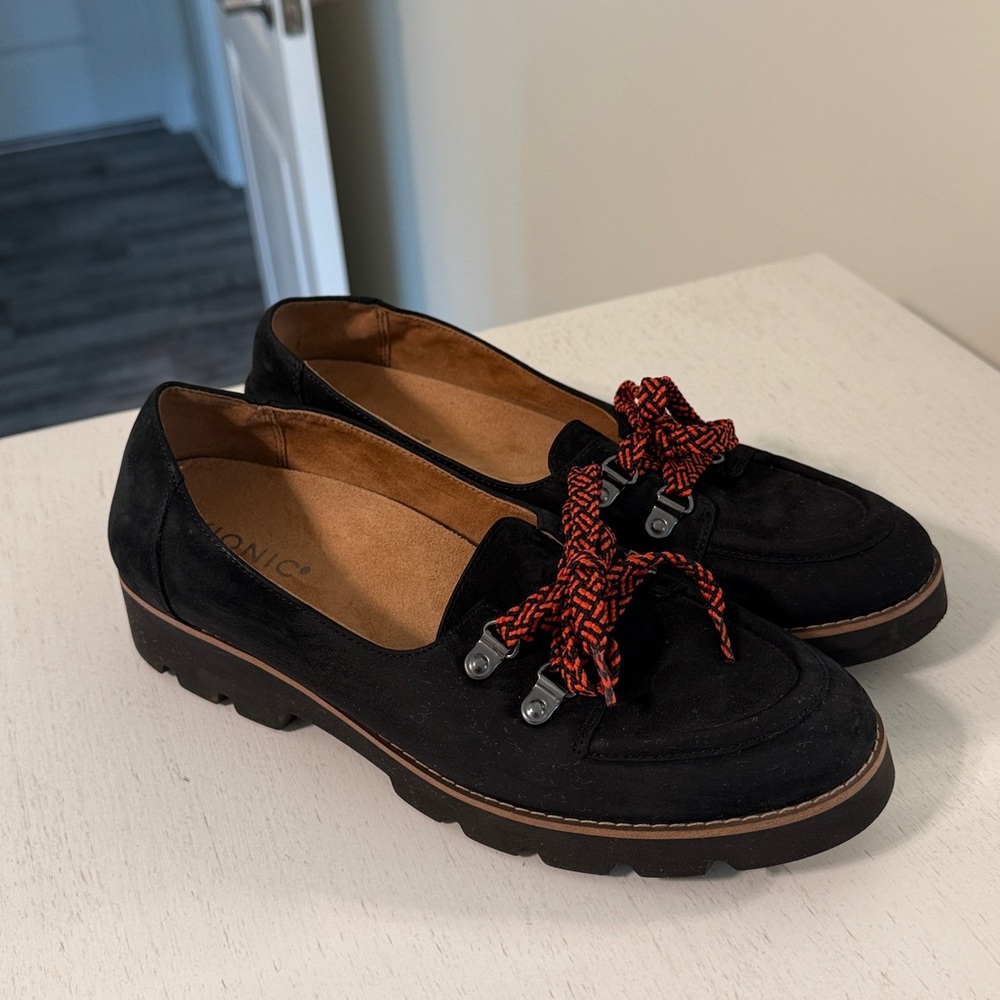 Vionic Women’s Black Teagan Oxford Red Laced Loafers / Size 8.5 / Suede / Cute!